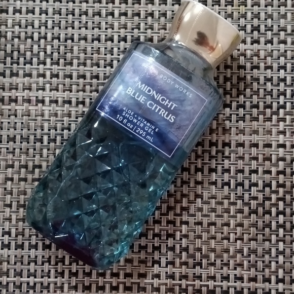 Bath & Body shower gel ( 1 bottle 10 fl.oz) - Picture 3 of 3